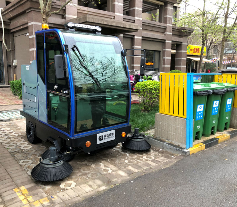 物業(yè)小區(qū)電動(dòng)駕駛式掃地車(chē)案例