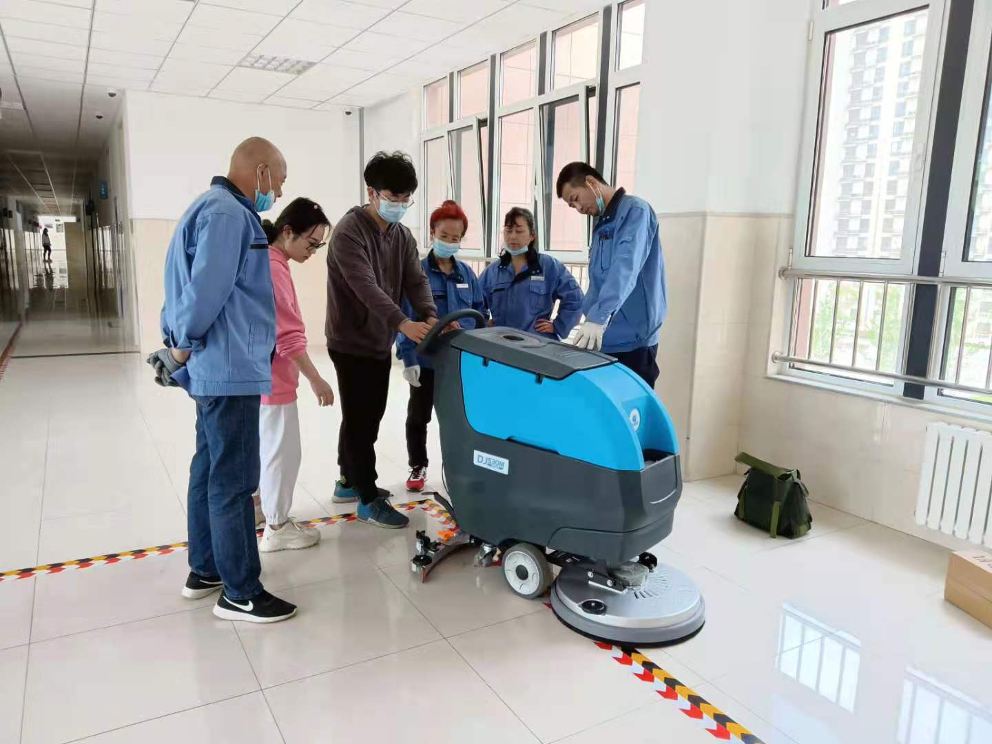 青島工廠商務(wù)辦公樓選擇鼎潔盛世洗地機18