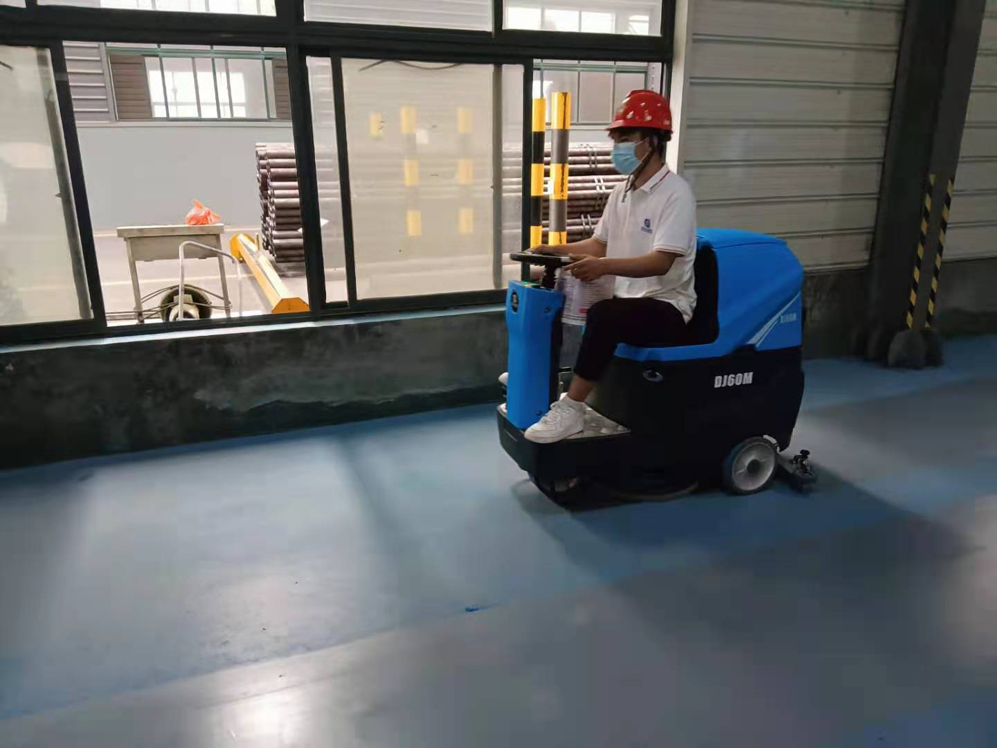 鼎潔盛世DJ60M駕駛式洗地機(jī)走進(jìn)青島某新工廠75