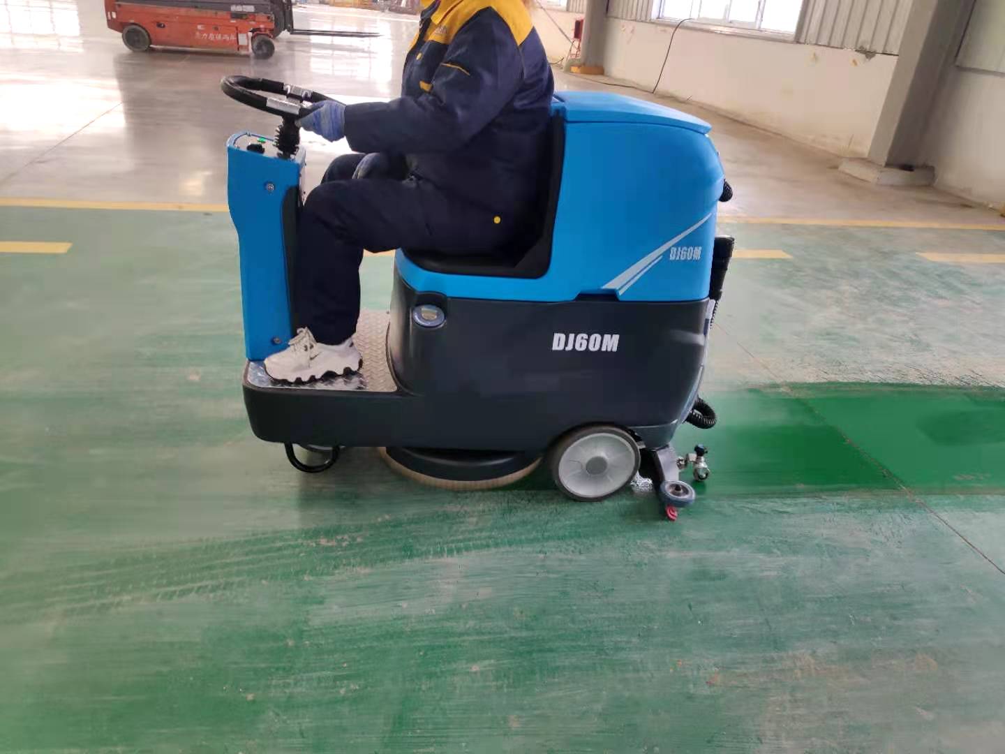 工業(yè)小型駕駛式洗地機走進青島工廠!69