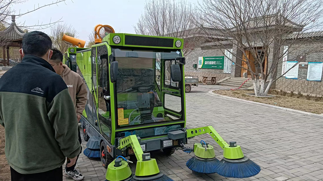 鼎潔盛世全封閉掃地車(chē)“入駐”天津獲辰景區(qū)99